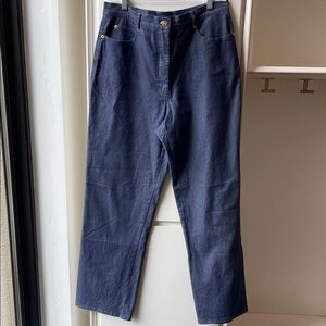 St. John Women’s Sport Jean. 5 pkt styling with gold-tone embossed hardware. EUC